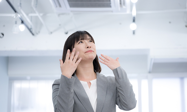 暑いオフィスの様子